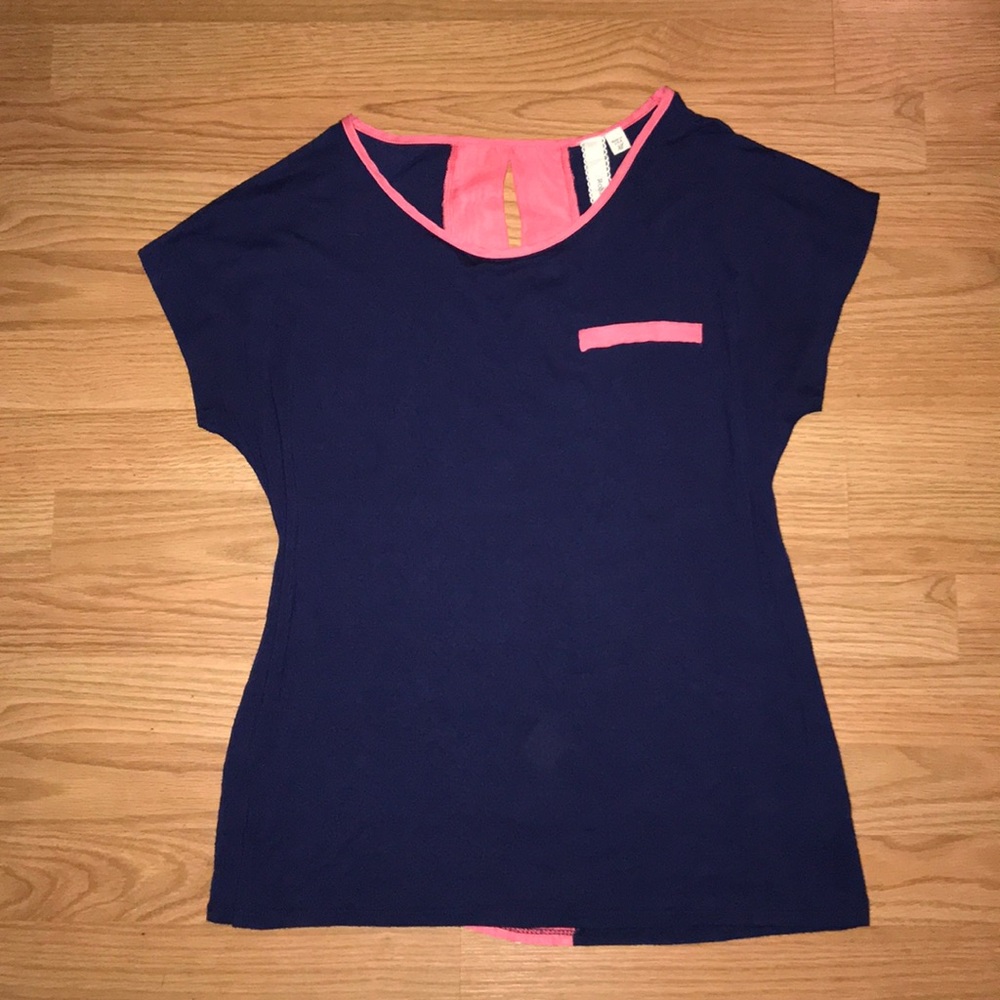 🧚🏼‍♀️Navy Keyhole Back Blouse🧚🏼‍♀️ - Picture 2 of 6